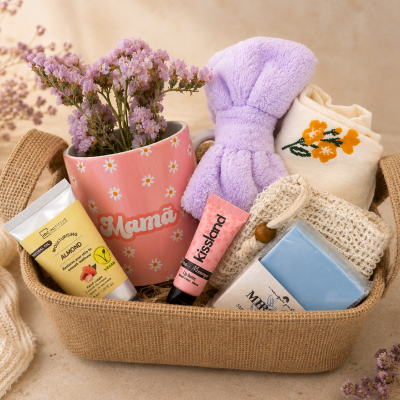 Cesto com produtos de cuidado pessoal e caneca com flores lilases