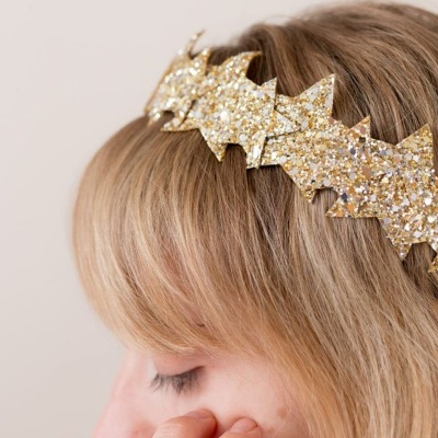 Liga de cabelo com estrelas douradas de glitter