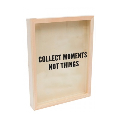 Caixa de madeira clara com vidro e texto preto