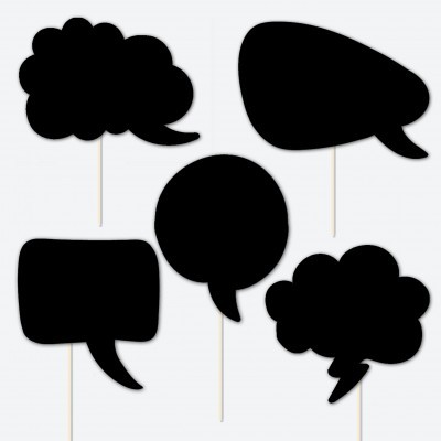 Cinco cartolinas pretas com formas de balões de fala em paus de madeira