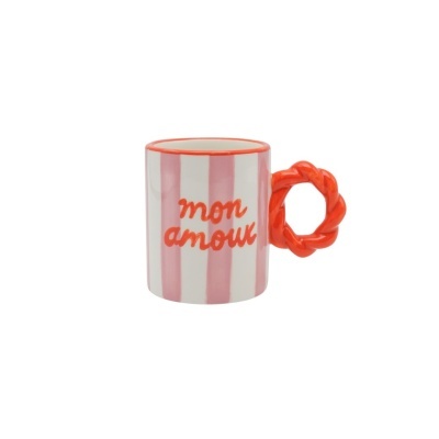 Caneca de cerâmica com riscas cor-de-rosa, pega em nó vermelho e texto mon amoux