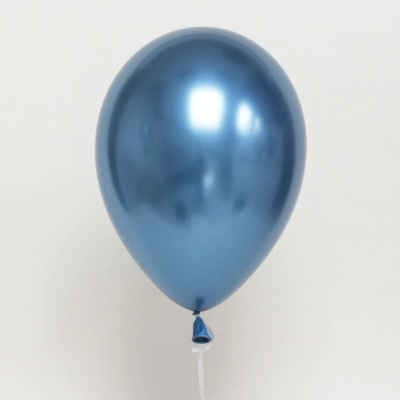 Balão metálico azul brilhante amarrado com fio branco