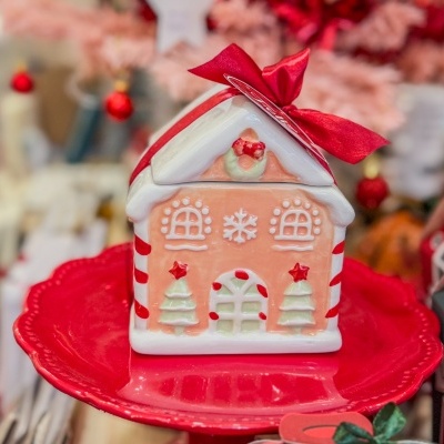 Caixa decorativa em forma de casa de doces com laço vermelho