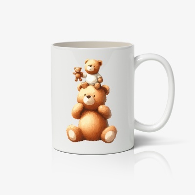 Caneca branca com desenho de três ursos cor de mel empilhados.