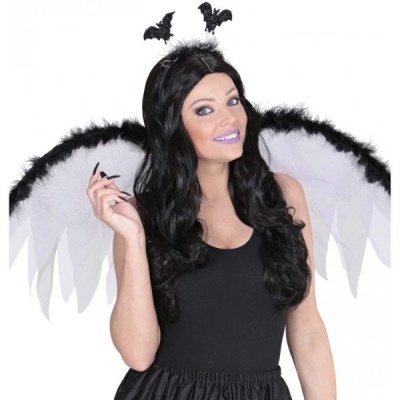 Mulher com asas brancas e tiara preta com morcegos