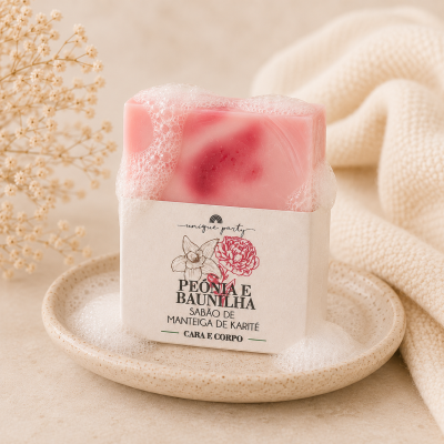 Sabonete rosa com espuma em saboneteira cerâmica bege com flores e tecido