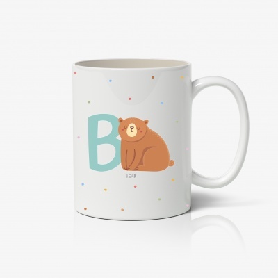 Caneca branca com desenho de urso e letra B azul