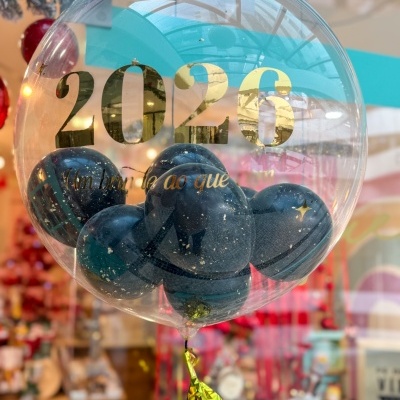 Balão transparente com texto dourado 2026 e balões pretos decorativos dentro