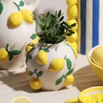Vaso de cerâmica com decoração de limões e ramos verdes