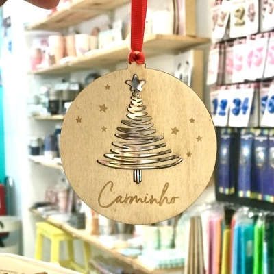 Ornamento de Natal redondo em madeira com árvore de metal e palavra Caminho, pendurado com fita vermelha