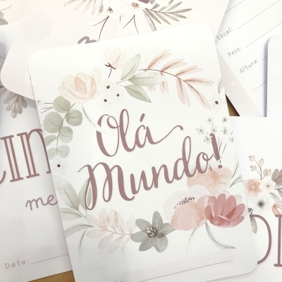 Cartões decorativos para bebés com texto 'Olá Mundo!' e flores pastel