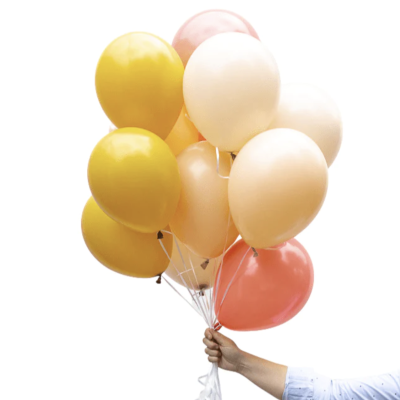 Conjunto de balões coloridos em tons amarelo, salmão e branco segurados por uma mão