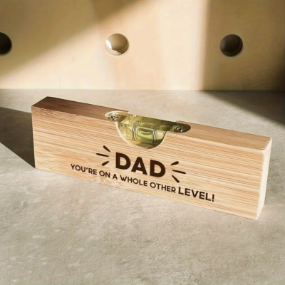 Estojo de madeira claro com fecho metálico e texto para pai