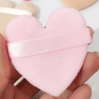 Sponge rosa em formato de coração com faixa de cetim