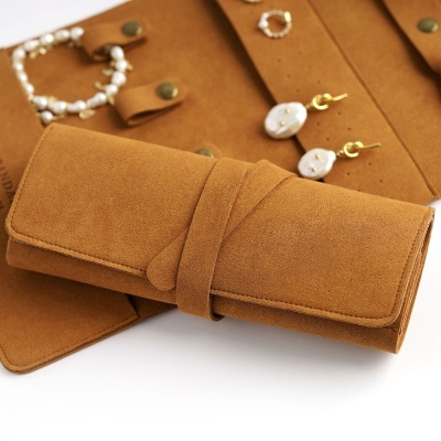 Carteira castanha de camurça com fecho em aba