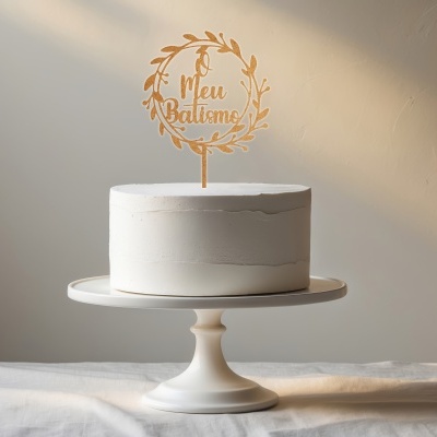 Bolo branco simples com topo de bolo em madeira com texto 'Meu Batismo'