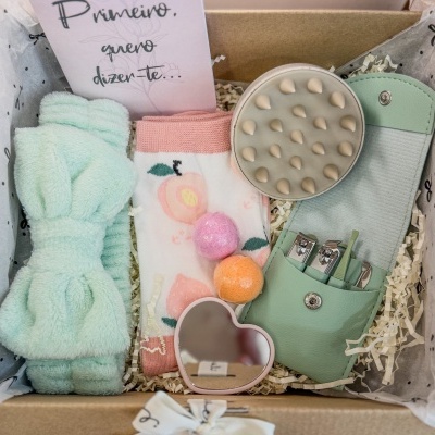 Caixa de presente com acessórios de cuidados pessoais em tons pastel