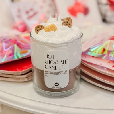 Vela artesanal de hot chocolate com decoração de chantilly e biscoitos em copo de vidro