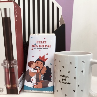 Moedor de pimenta, embalagem de chocolate com mensagem Dia do Pai, caneca branca com texto e corações pretos