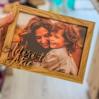 Moldura de madeira com fotografia de mãe e filho e texto Adoro-te Mãe