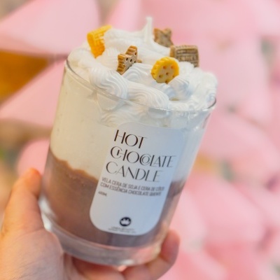 Vela em copo de vidro decorada com chantilly falso e biscoitos artificiais