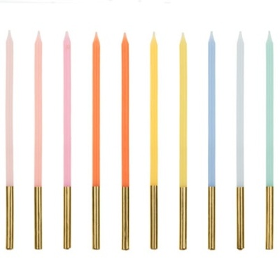 Conjunto de 12 velas finas coloridas com bases douradas