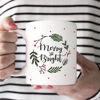 Caneca branca com design festivo e texto Merry and Bright