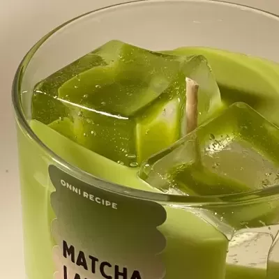 Copo de vidro com Matcha Latte e gelo