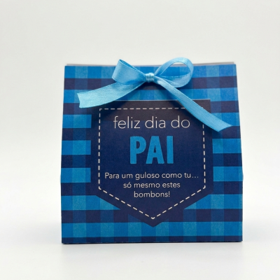 Caixa azul xadrez com laço e texto para o Dia do Pai