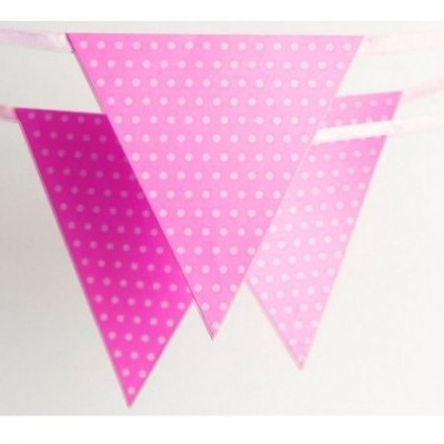 Três bandeirolas triangulares rosas com bolinhas brancas penduradas