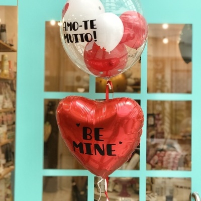 Balões transparentes, vermelhos e brancos com mensagens românticas