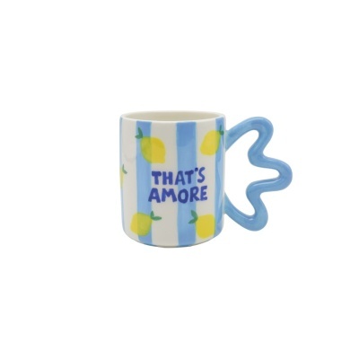 Caneca de cerâmica com riscas azuis e brancas e limões amarelos