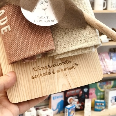 Utensílio de cozinha com madeira e tecido, texto gravado e etiqueta branca