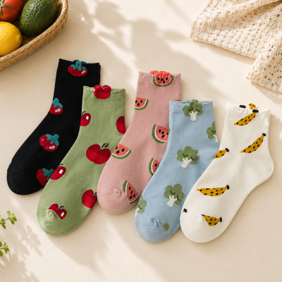 Conjunto de cinco meias coloridas com padrões de frutas e legumes