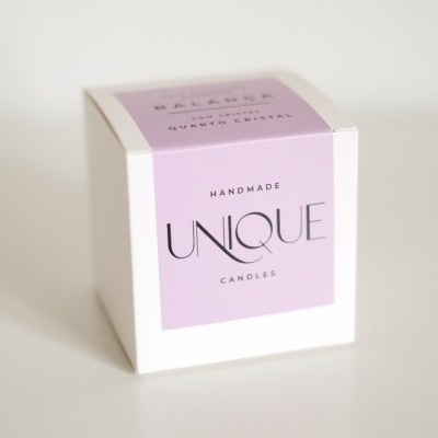Caixa de vela artesanal UNIQUE CANDLES branca e lilás com texto informativo
