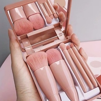 Estojo de maquilhagem com cinco pincéis rosados e espelho