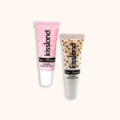 Dois bálsamos labiais Kissland em tubos rosa e bege com corações, texto de sabores e produto