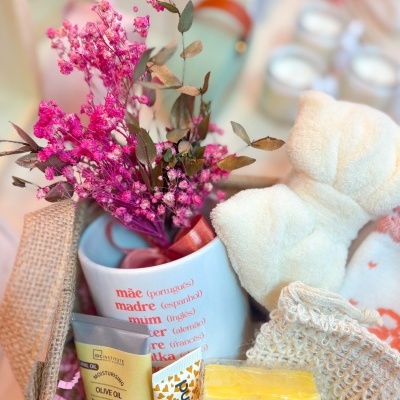 Conjunto de produtos de cuidado pessoal com caneca, flores secas e toalha