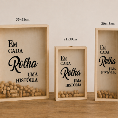 Três quadros de madeira com frases EM CADA Rolha UMA HISTÓRIA em preto e rolhas dentro.