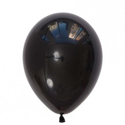 Balão preto feito de material latex com nó na base