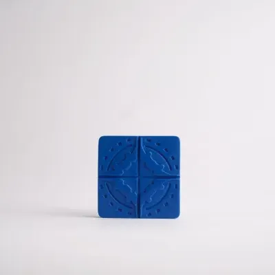 Bloco quadrado azul com relevo decorativo