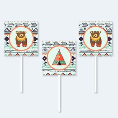 Três toppers para bolos com desenhos de urso e tenda, padrões geométricos coloridos.