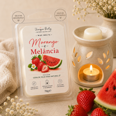 Pack de wax melts Morango e Melancia, vela aromática acesa num suporte cerâmico, morangos e melancia sobre pano bege
