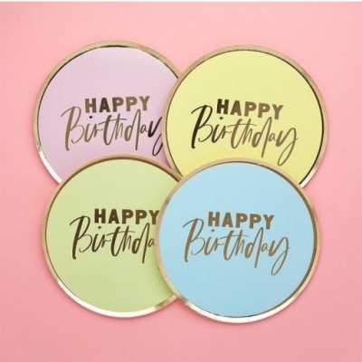 Pratos de festa redondos pastel com texto HAPPY Birthday dourado.