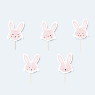 Cinco toppers decorativos de cabeça de coelho rosa com expressões diferentes em pauzinhos de madeira