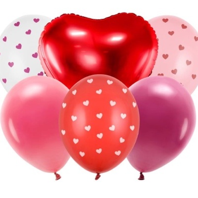 Seis balões coloridos de festa incluindo um vermelho em forma de coração e outros com padrões de corações