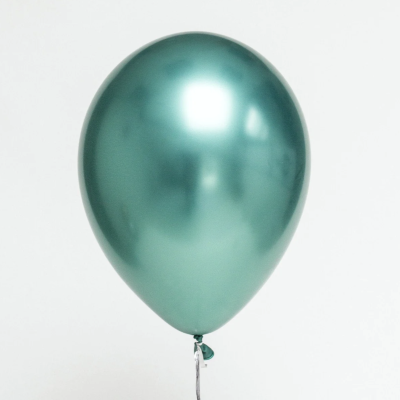 Balão metálico verde azulado amarrado com fio cinzento