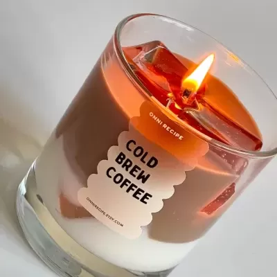 Vela aromática Cold Brew Coffee com cera branca e castanha em copo de vidro
