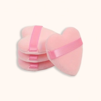 esponjas de maquilhagem cor-de-rosa em forma de coração com faixa elástica