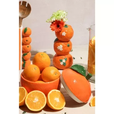 Produtos de cerâmica com padrão de laranja e laranjas frescas